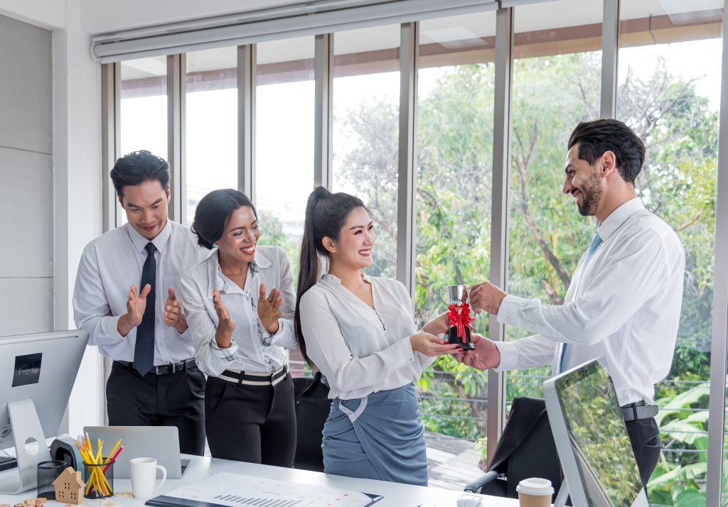 Boss presented an award for outstanding female employee to boost employee loyalty